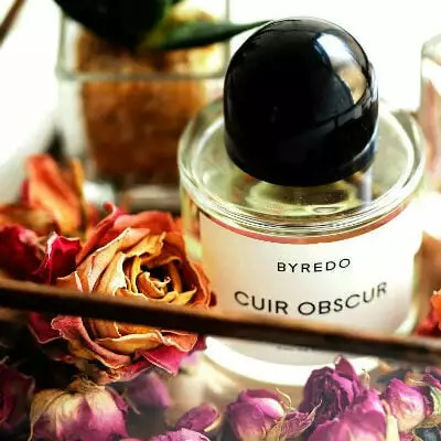 Byredo Cuir Obscur: роза в платье из черной кожи