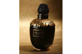 Alexander McQueen McQueen Parfum – стихотворение, застывшее в черном стекле