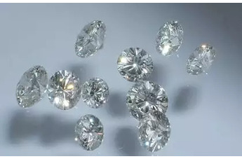 Mauboussin спрятал бриллианты во флаконах духов