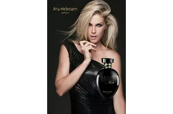 Ana Hickmann Elegance Noir: женщина в черном