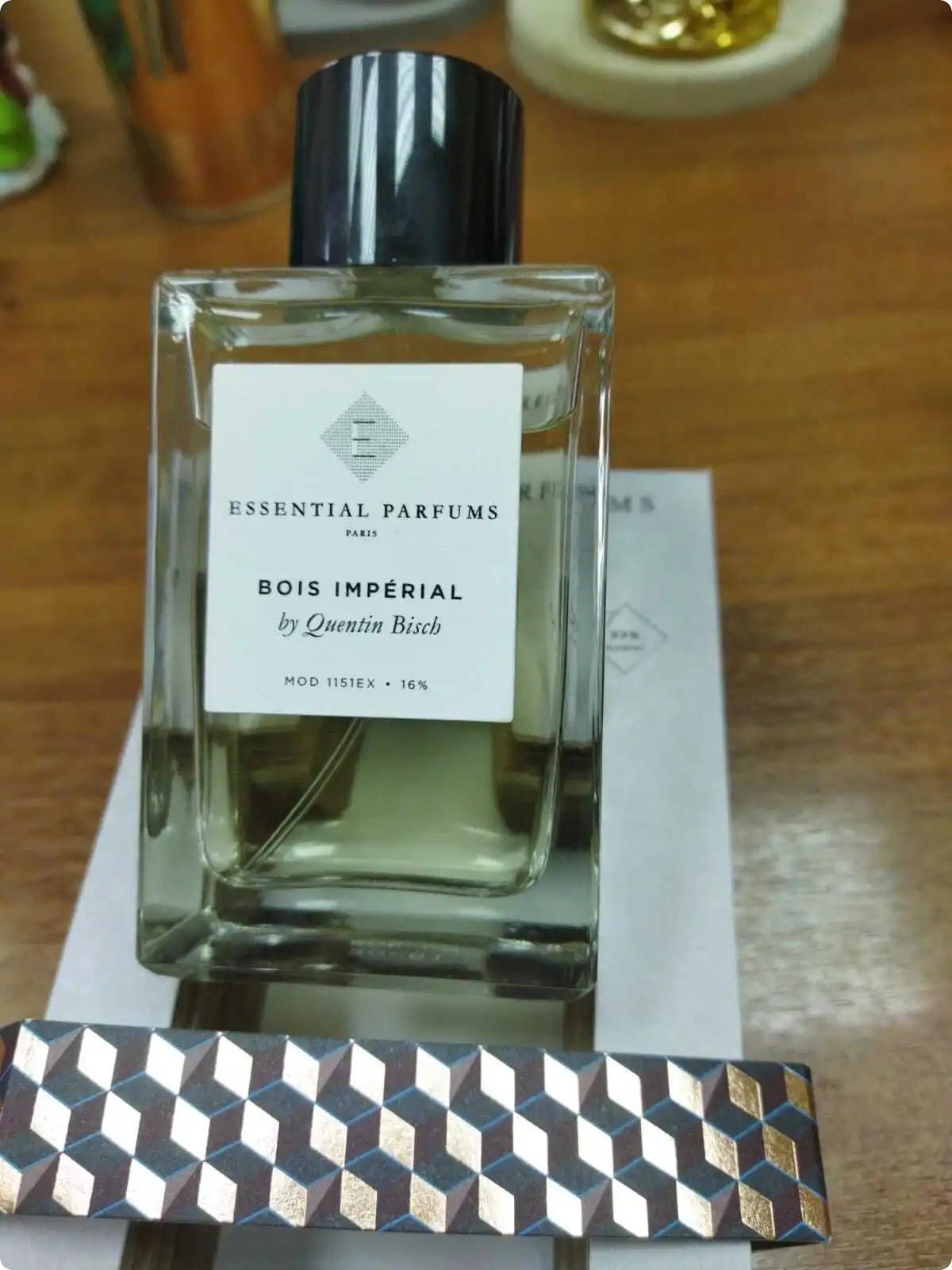 Essential parfums bois imperial оригинал. Essential Parfums bois Imperial 100 ml. Essential Parfums Paris bois Impérial by Quentin bisch духи. Bois Imperial Essentials парфюмерия. Аромат bois Imperial Essential Parfums.