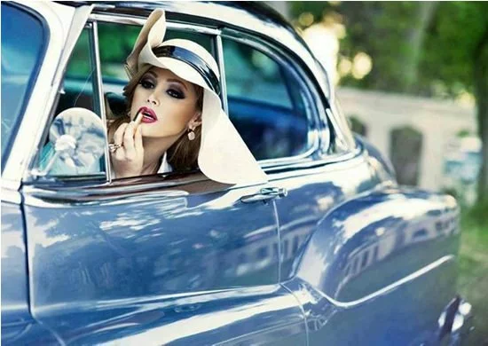 Красивая девушка в автомобиле, шляпа эстетика