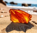Янтарь, который можно найти на морском песке, прямого отношения к ноте amber (янтарь) в парфюмах не имеет