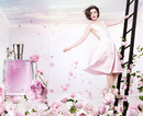 Лили Коллинз в рекламе аромата Miracle Blossom от бренда Lancome