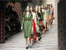 Коллекция Gucci на показе миланской недели моды 2015 г. Пояса и воротники моделей украшены фирменной красно-зеленой полоской Gucci