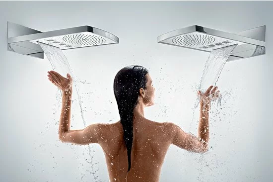 девушка принимает душ, водные процедуры