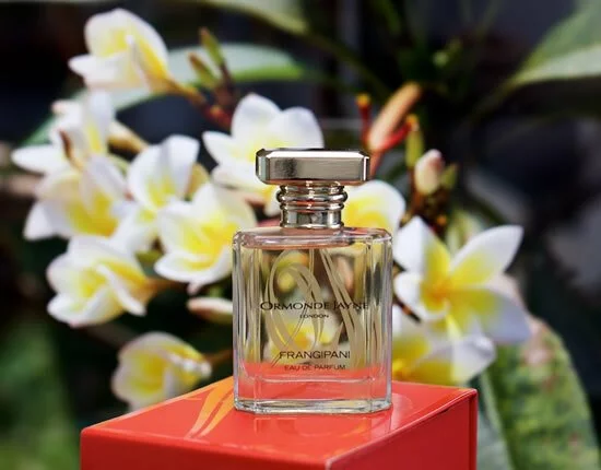 Красивый флакон духов Ormonde Jayne Frangipani