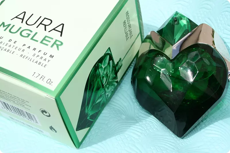 Mugler aura парфюмерная. Духи Aura Mugler. Аура Мюглер духи. Тьерри Мюглер духи Аура. Мюглер Аура зеленый.